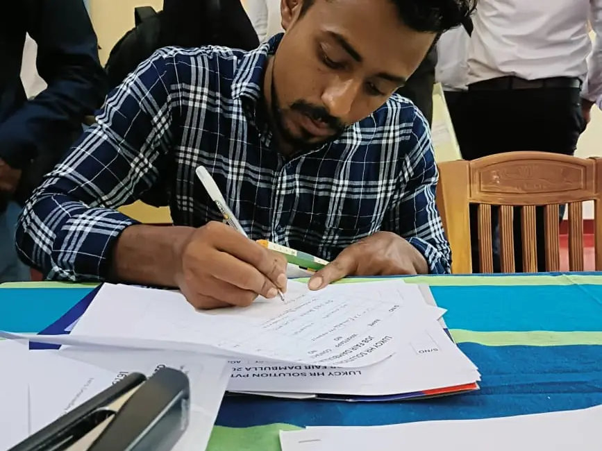 A candidate filling in an application at Dambulla