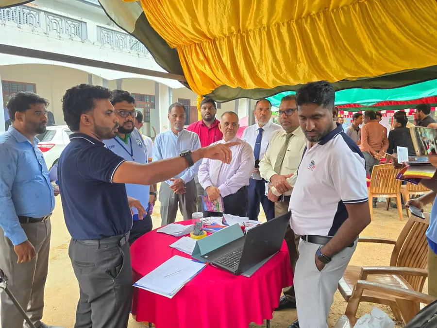 Officials visiting the Lucky HR stand in Sammanthurai